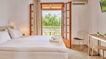 Double Studio with Sea and Garden View | Peralatan tempat tidur premium, peti besi dalam bilik, kalis bunyi
