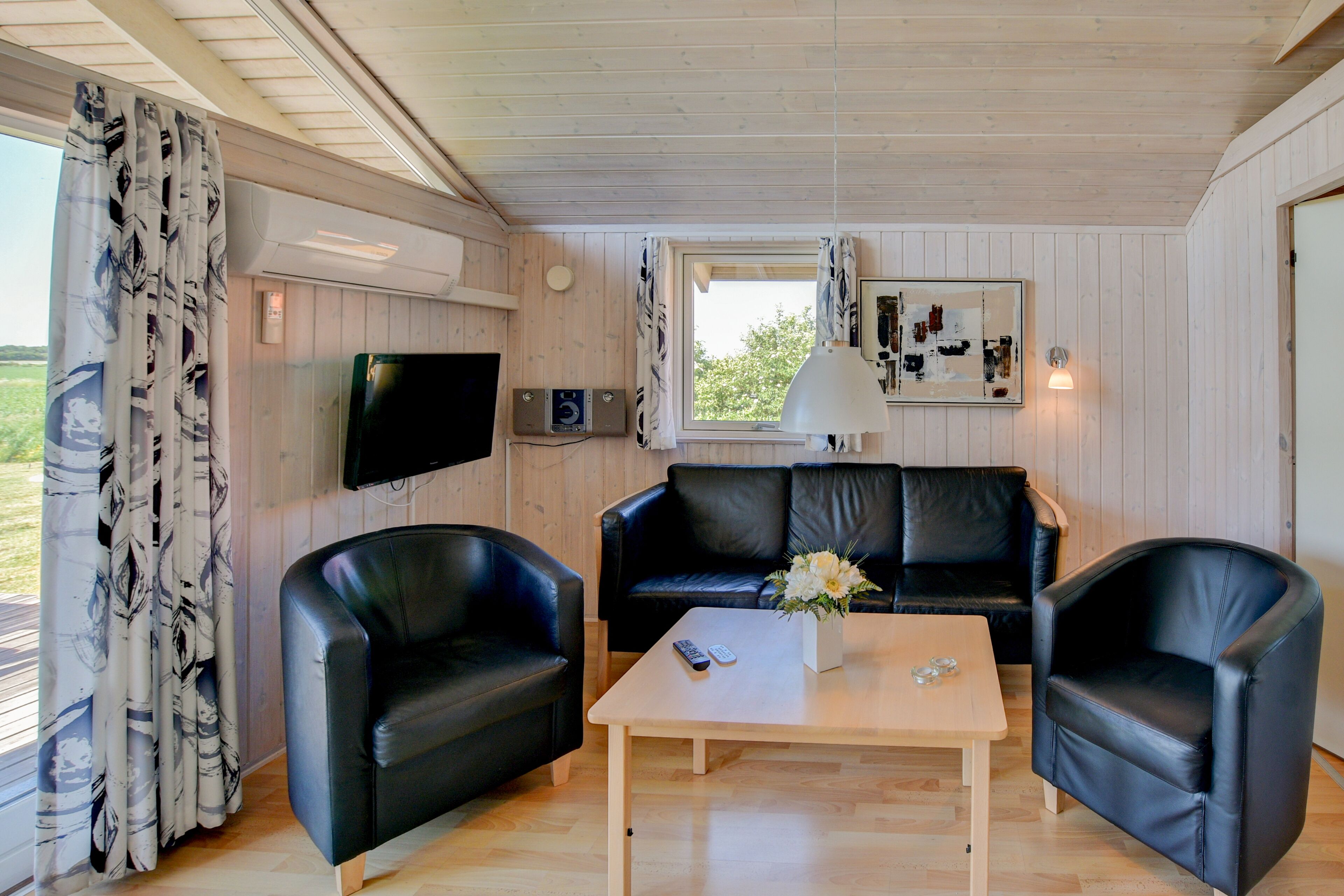 Nhà, 2 phòng ngủ, bếp (Linen Excluded) | Khu phòng khách | TV màn hình phẳng, sàn nhà có sưởi 