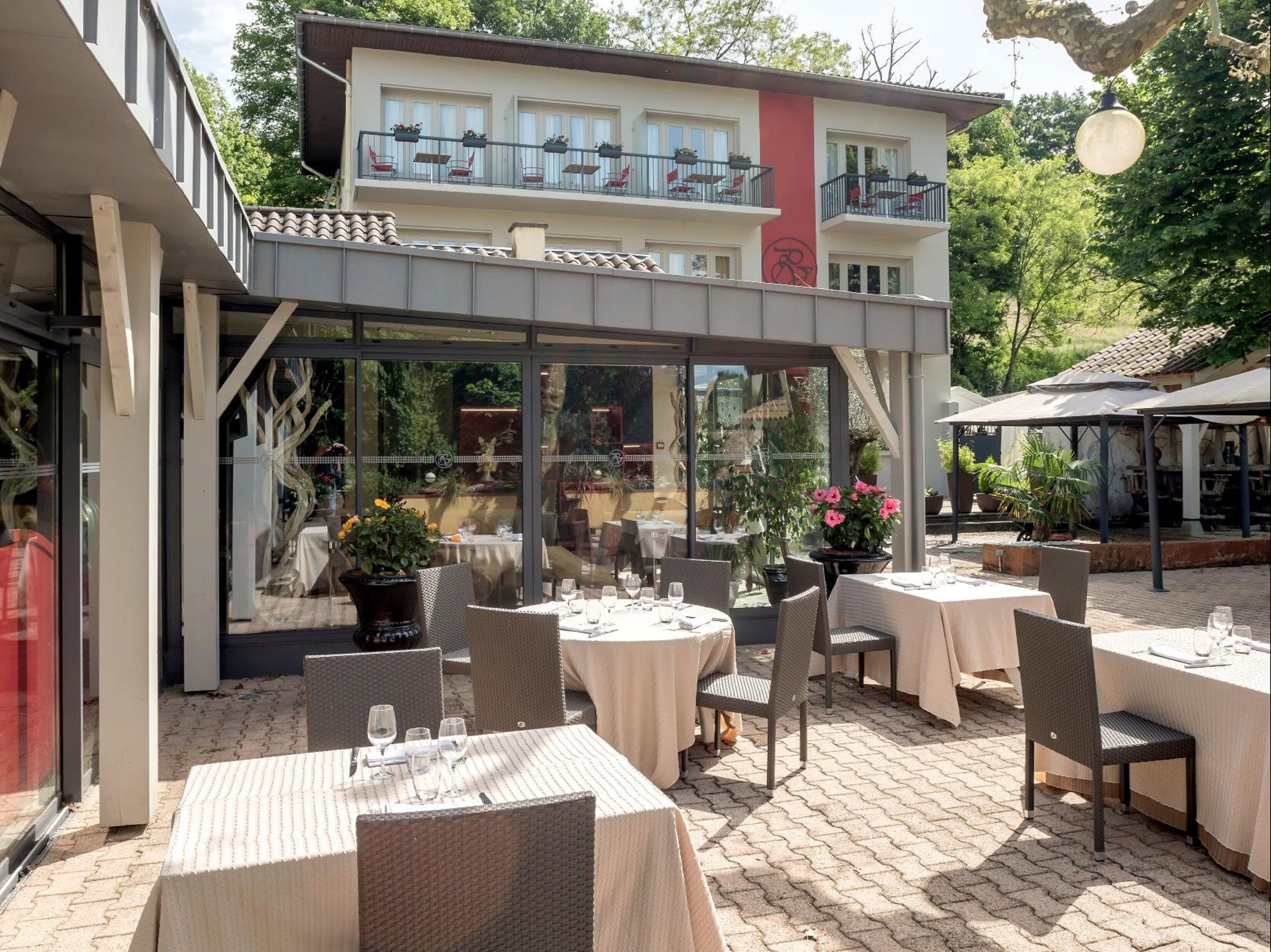 2 restauranter, lunsj og middag serveres, franske retter