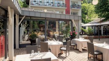 2 restaurants, lunch, dinner served; French cuisine