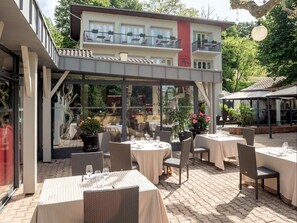 2 restaurantes, se sirven comidas, cenas y cocina francesa