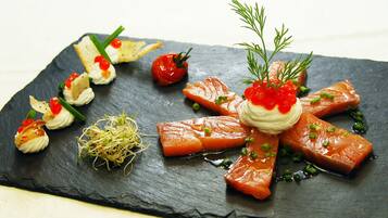 2 restaurants servant le déjeuner et le dîner, plats Cuisine française
