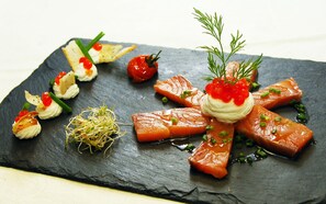 2 restaurantes, se sirven comidas, cenas y cocina francesa