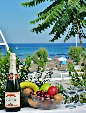Outdoor dining - Beach Break (Rhodes)
