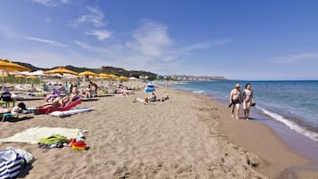 Ubicación a pie de playa, cabañas de playa, tumbonas y sombrillas