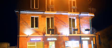 Fassade der Unterkunft – Abend/Nacht