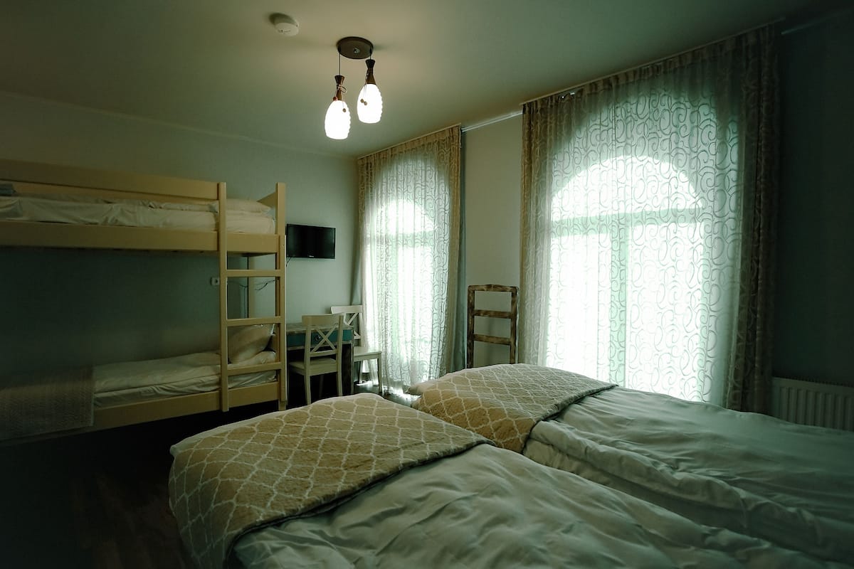 standard triple room | 1 bedroom, minibar, desk, blackout curtains