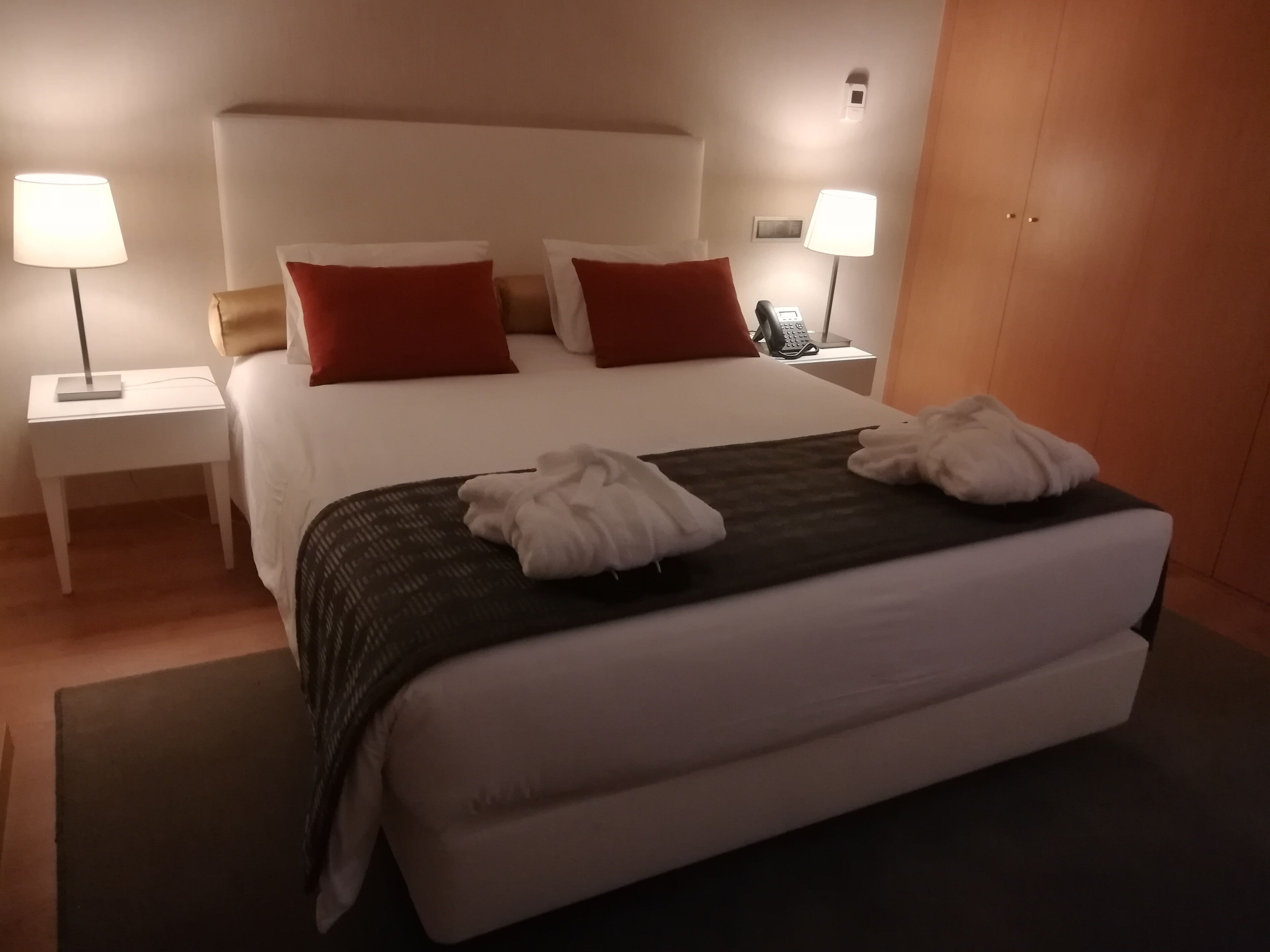 Doppelzimmer | Minibar, Zimmersafe, Schreibtisch, Verdunkelungsvorhänge