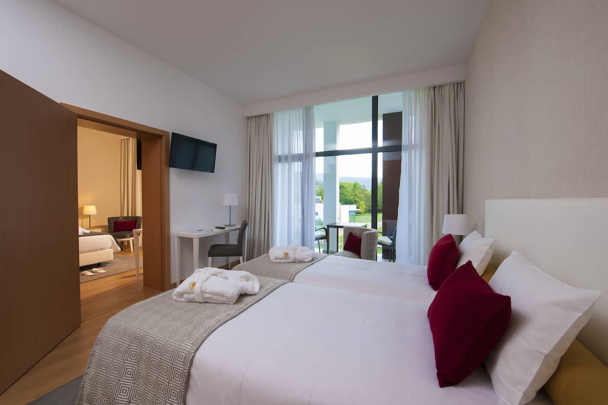Twin Room | Minibar, in-room safe, desk, blackout curtains