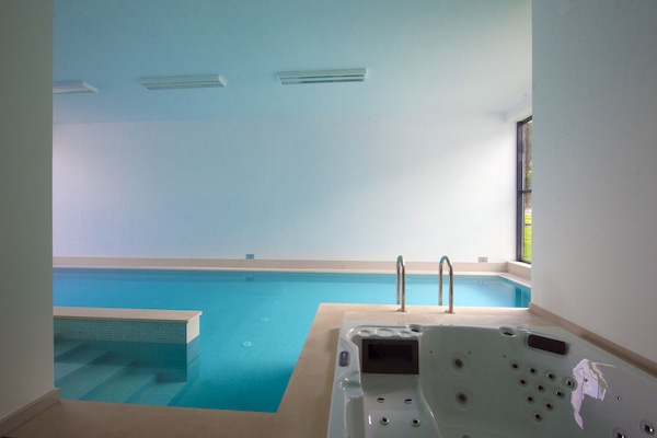 Innenpool, geöffnet von 08:00 Uhr bis 23:00 Uhr, Liegestühle