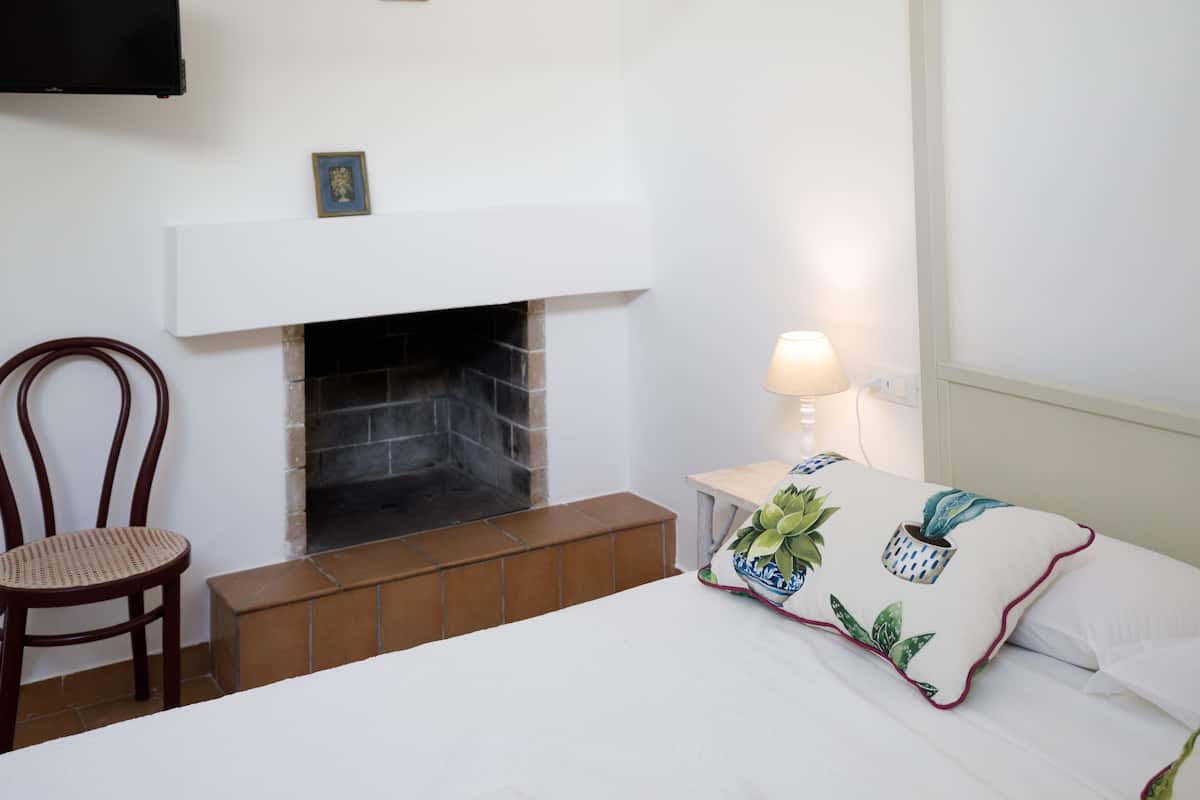 Double Room, Patio | Minibar, individually decorated, individually furnished, free WiFi