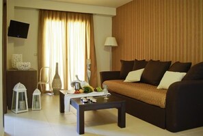 Junior Suite | Living area | Flat-screen TV - Giannoulis Hotel (Katerini)