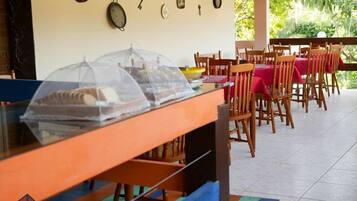 Café da manhã com buffet grátis todos os dias