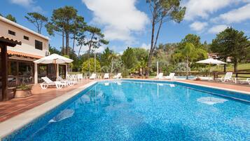 Piscine extérieure, parasols de plage