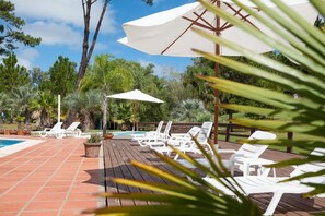 Piscine extérieure, parasols de plage