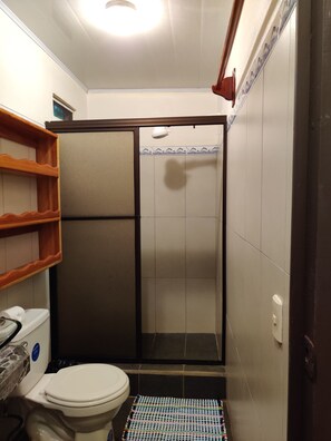 Quarto casal standard | Banheiro | Chuveiro, toalhas de banho, papel higiênico 