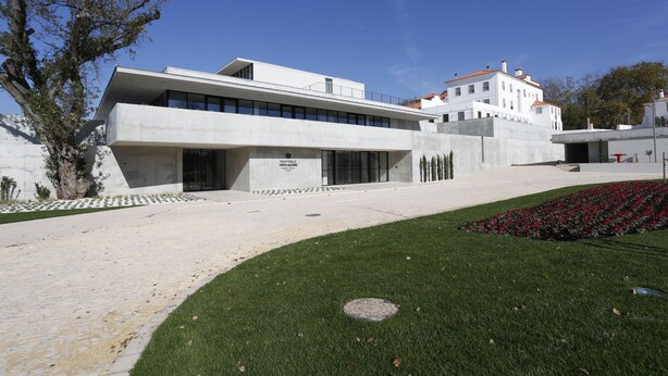 A modern building with a flat roof and large windows. - Montebelo Vista Alegre Ílhavo Hotel (Ilhavo)