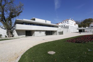 A modern building with a flat roof and large windows. - Montebelo Vista Alegre Ílhavo Hotel (Ilhavo)