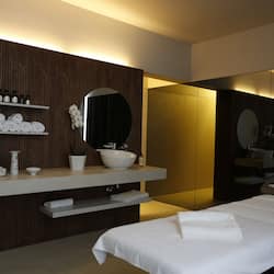 Sauna, hot tub, Turkish bath, massage/treatment rooms