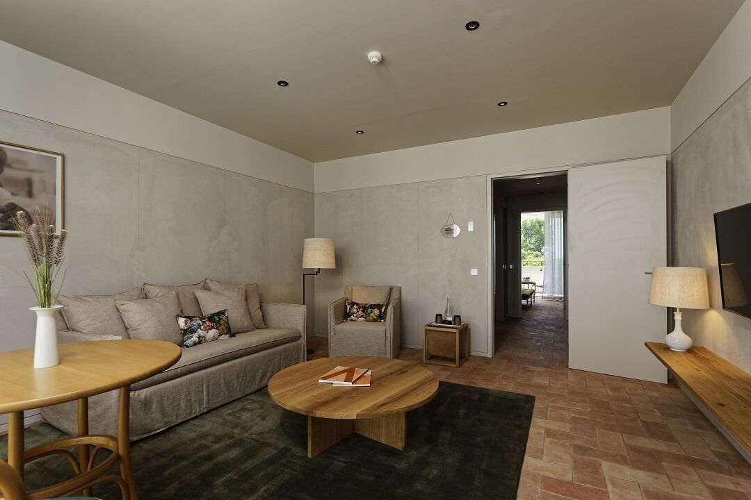 studio suite | living area | flat-screen tv