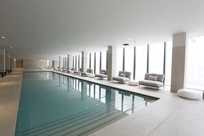 Piscine couverte, piscine extérieure, chaises longues