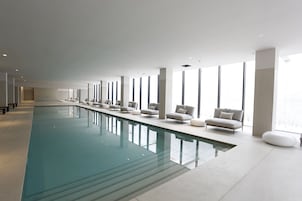 Una piscina techada, una piscina al aire libre