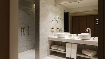 Superior-Doppelzimmer | Badezimmer | Badewanne und Dusche (separat), Designer-Toilettenartikel, Haartrockner