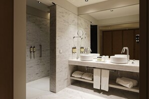 Superior tweepersoonskamer | Badkamer | Een aparte badkuip en douche, designer toiletartikelen, een haardroger