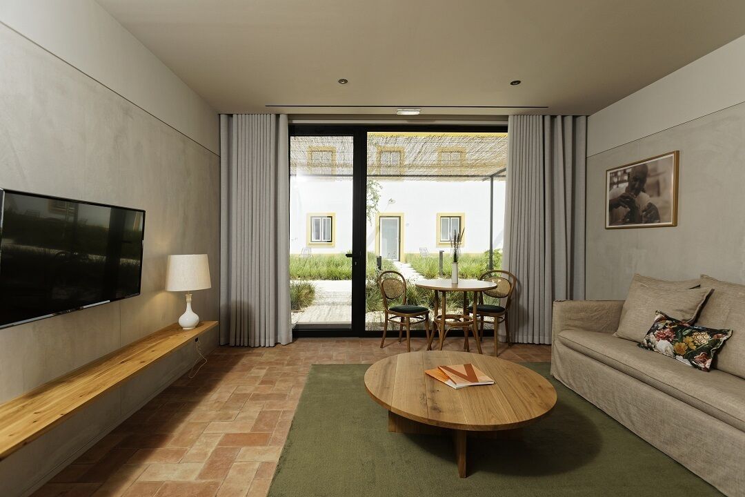 studio suite | living area | flat-screen tv