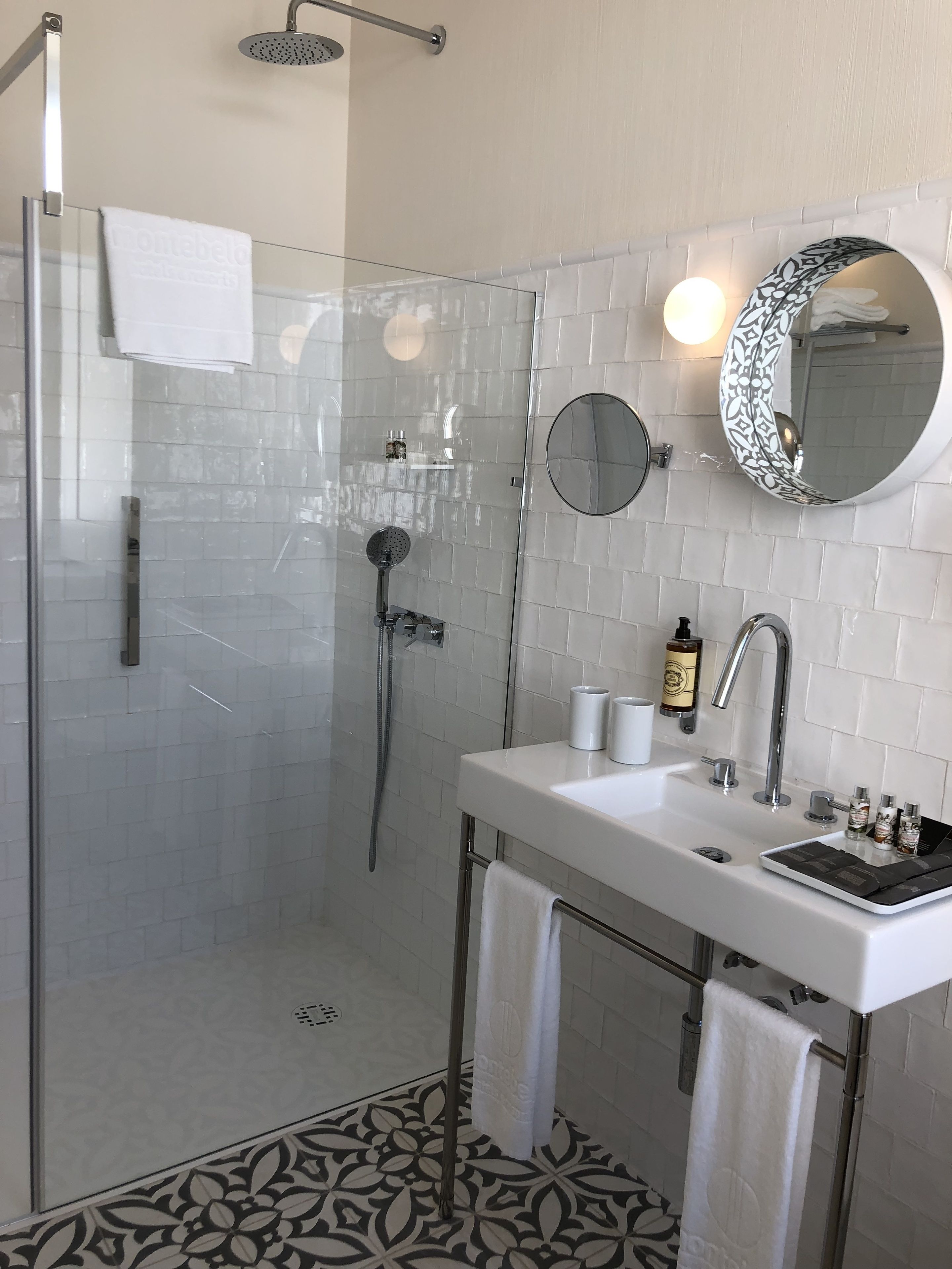 deluxe single room (palácio do fundador) | bathroom | separate bathtub and shower, designer toiletries, hair dryer, bathrobes