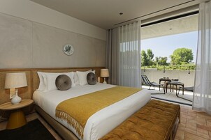 Minibar, caja de seguridad en la habitación y decoración personalizada