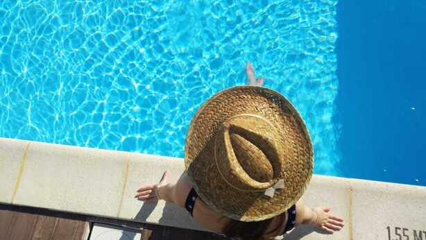 A view of a swimming pool with clear blue water. - Hotel Boavista - Vintage House (Idanha-a-Nova)