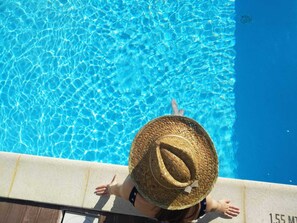 Vista de una piscina con agua cristalina azul.