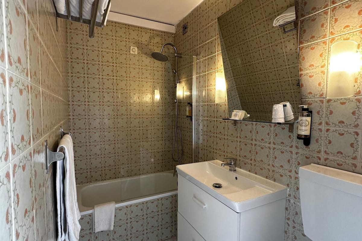 deluxe double room | desk, free wifi, bed sheets