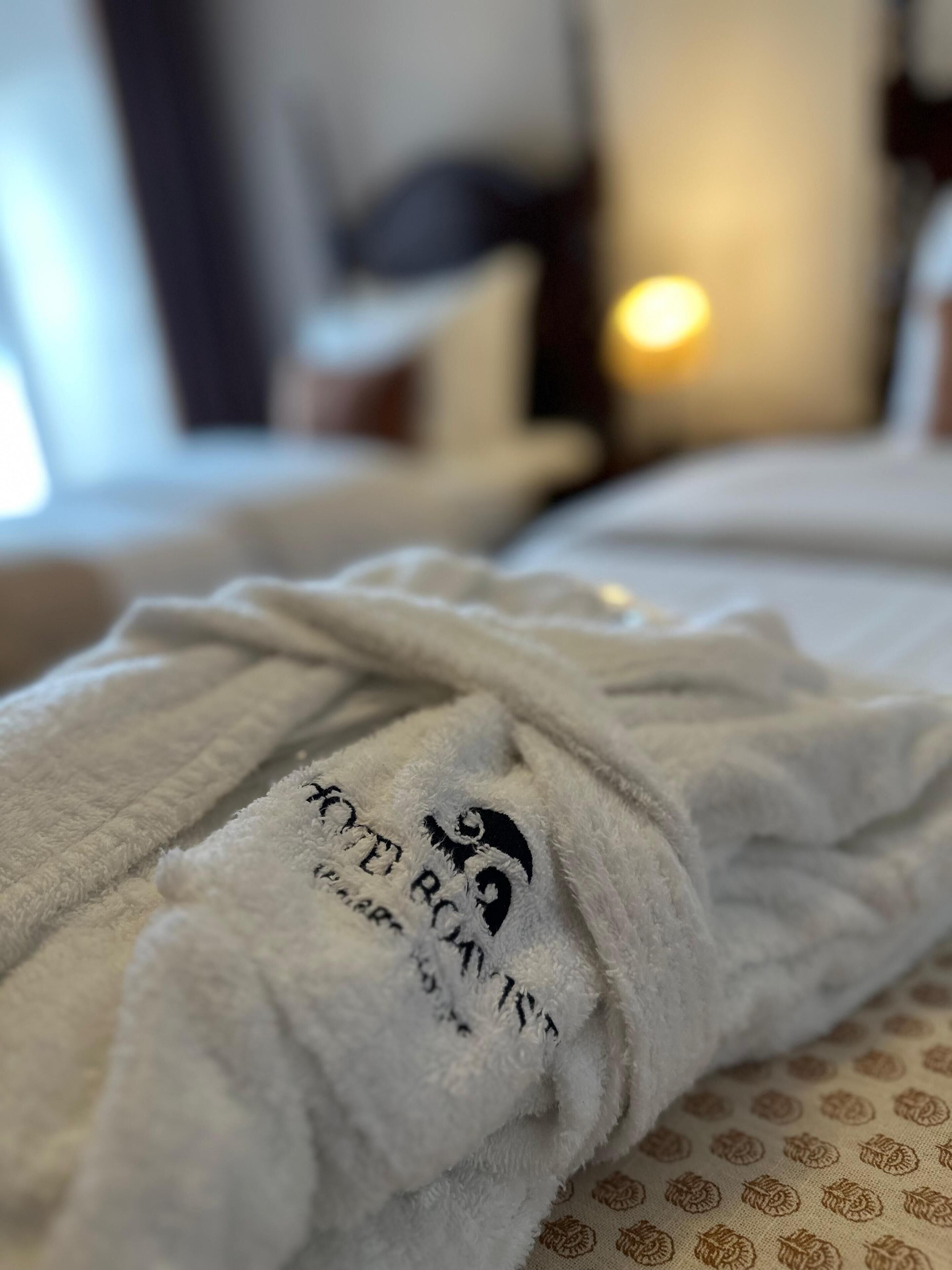 deluxe twin room | desk, free wifi, bed sheets