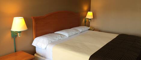 Standard Room, 1 King Bed, Non Smoking | Desk, free WiFi, bed sheets