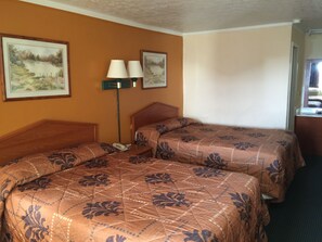 Desk, free WiFi, bed sheets - Budget Inn (St. Robert)