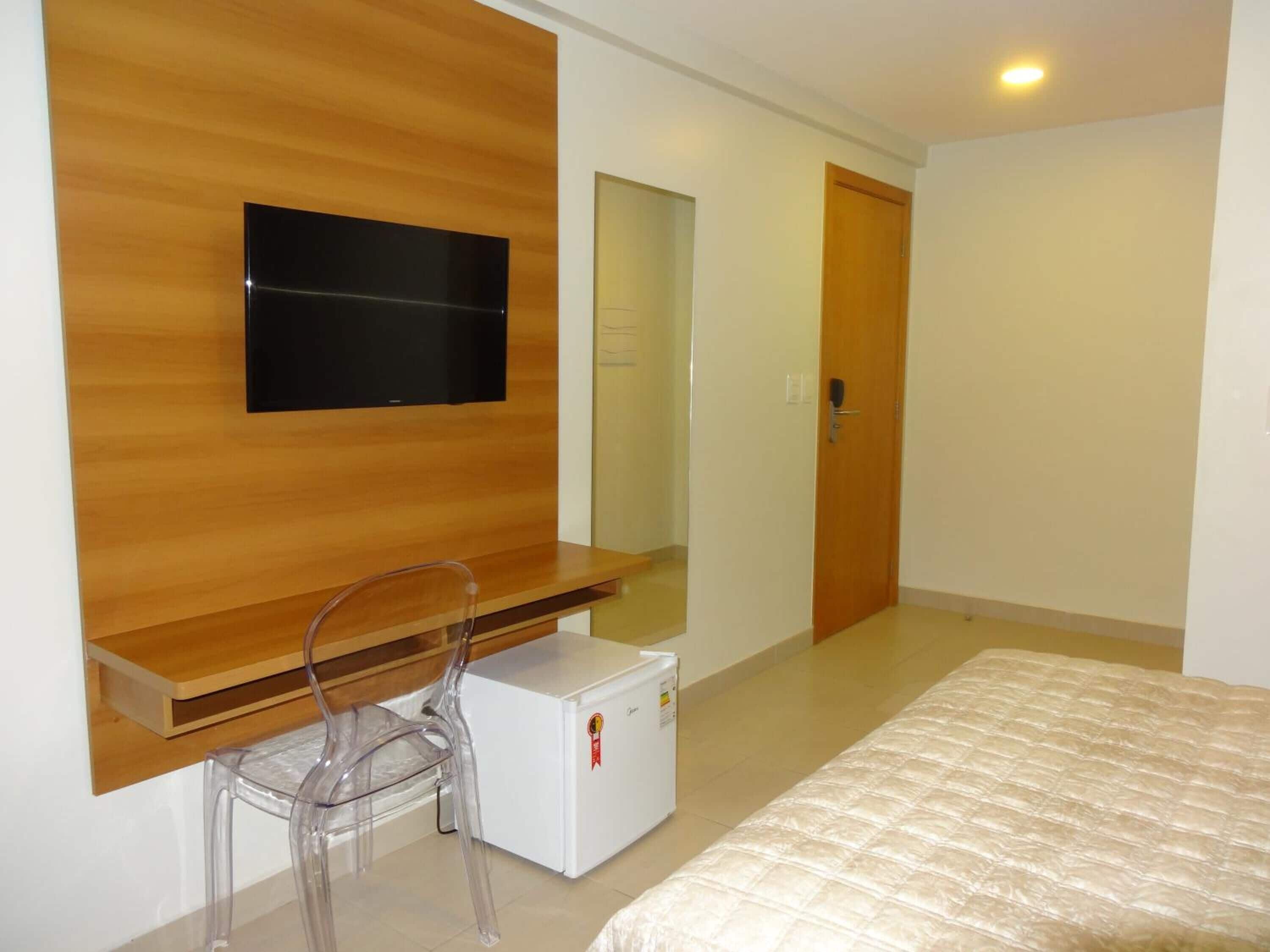 desk, soundproofing, free wifi, bed sheets