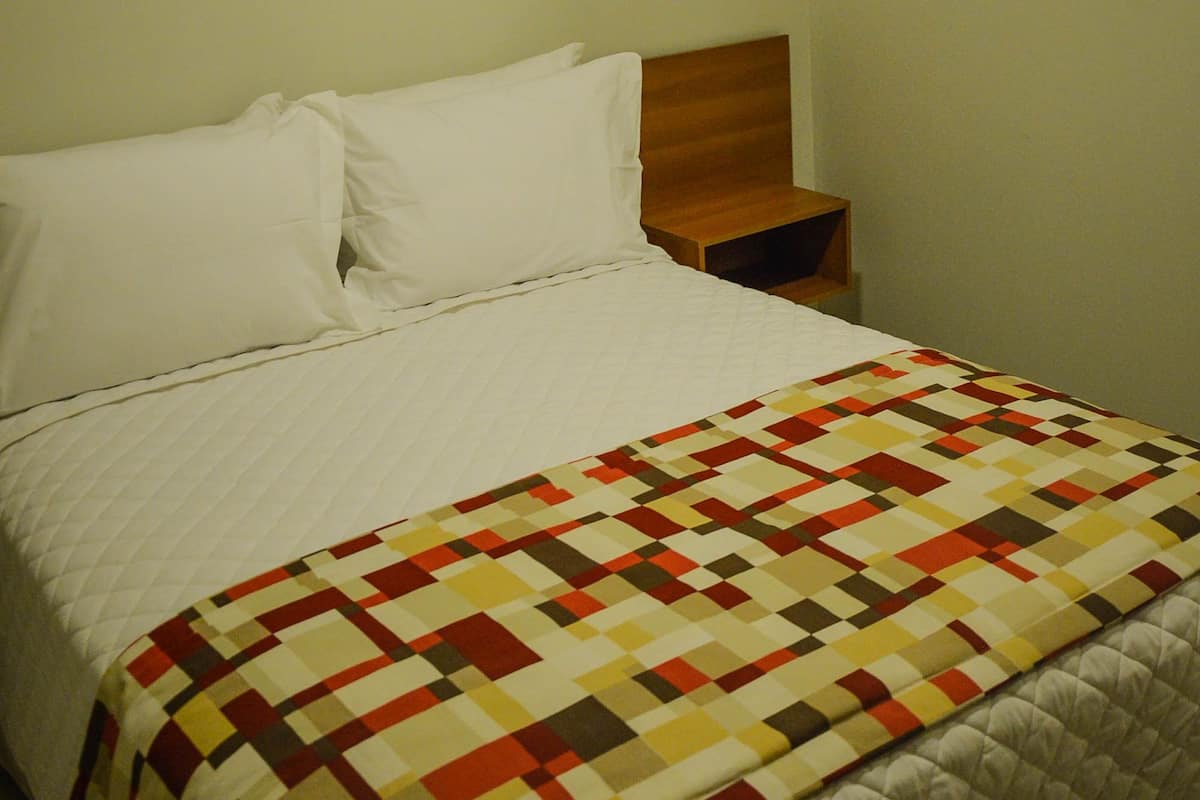 Masa, ses yalıtımı, ücretsiz kablosuz İnternet, çarşaf takımı