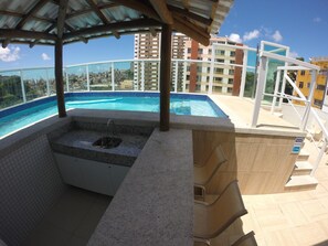 Outdoor pool, pool loungers - Aquarena Hotel (Salvador)