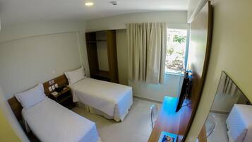 Escrivaninha, quartos à prova de som, Wi-Fi de cortesia, roupa de cama