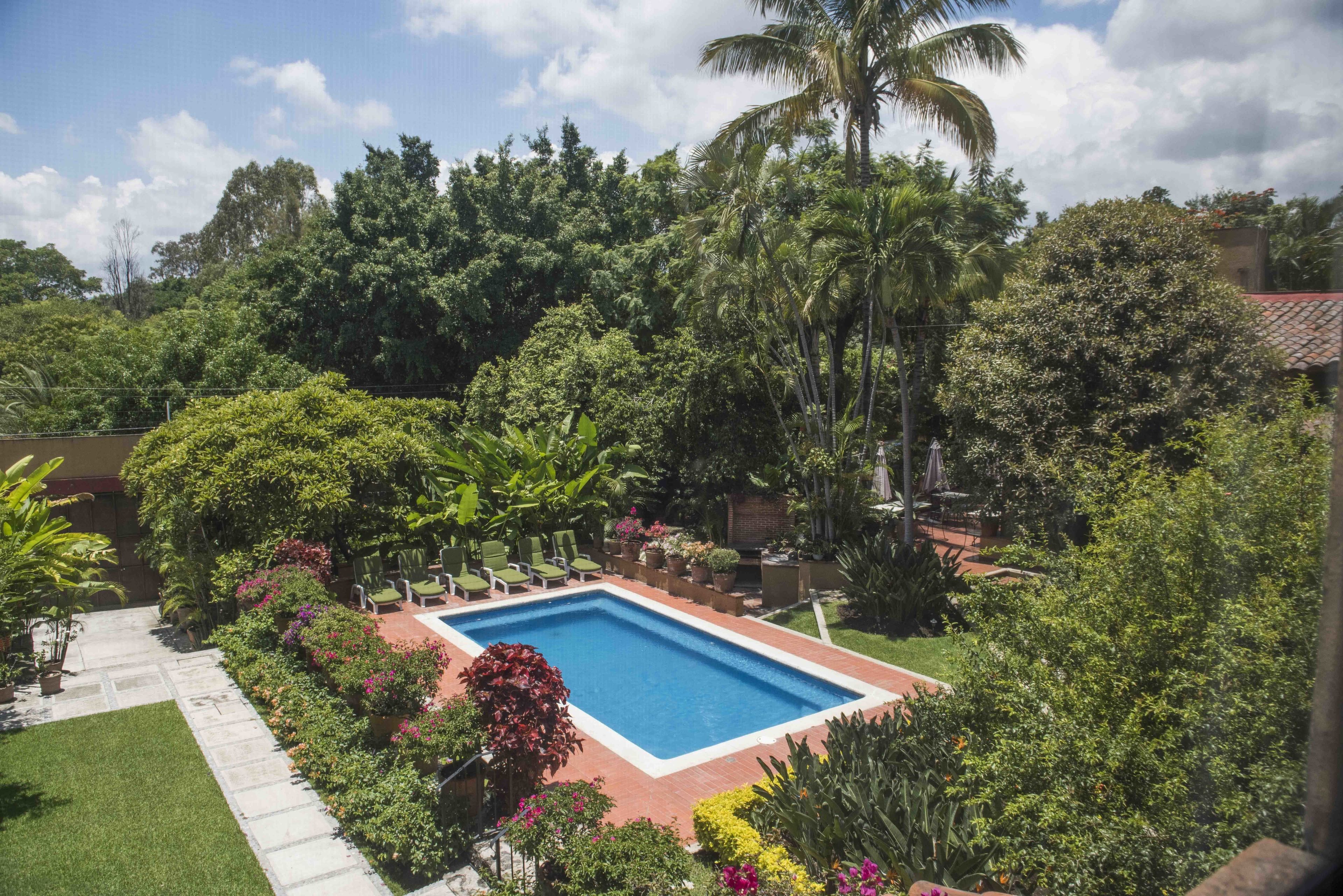 Una piscina al aire libre, tumbonas