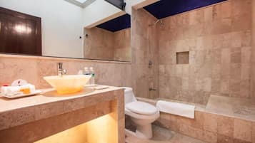 Suite (Laelia) | Bathroom | Combined shower/bathtub, deep-soaking bathtub, free toiletries, towels