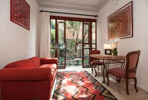 Suite (Vainilla) | Woonkamer | Een 40-inch flatscreentelevisie met kabelzenders en televisie