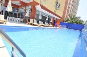 Outdoor pool, pool umbrellas, pool loungers - Klas Boutique Hotel (Alanya)
