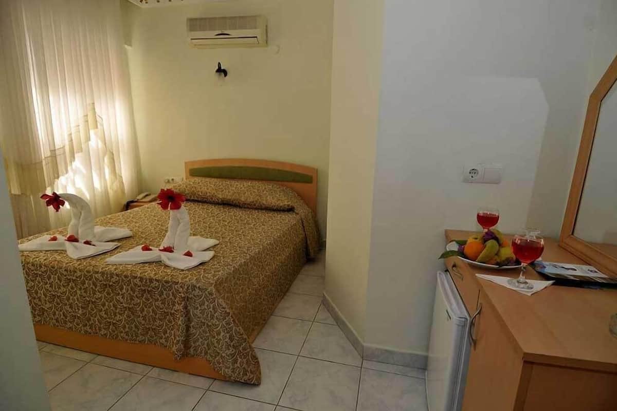 Desk, cribs (free), WiFi (free)