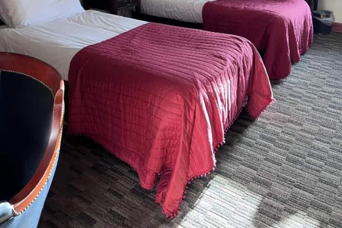 Schreibtisch, Bügeleisen/Bügelbrett, kostenlose Babybetten