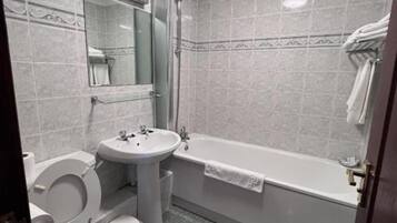 Articles de toilette gratuits, sĂšche-cheveux, serviettes fournies, savon