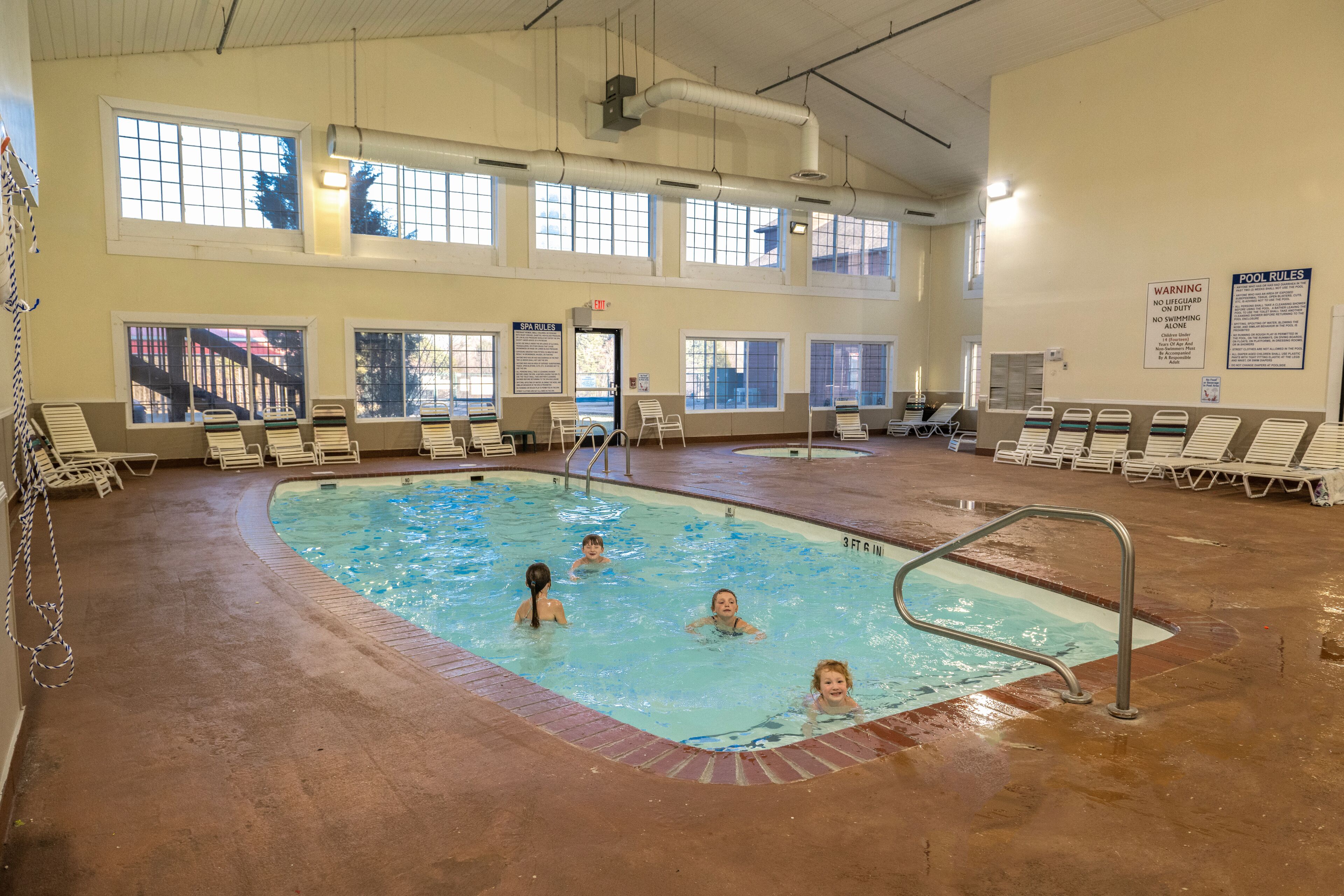 Una piscina techada, una piscina al aire libre de temporada