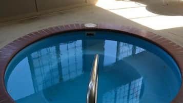 Inomhuspool, en säsongsöppen utomhuspool och solstolar